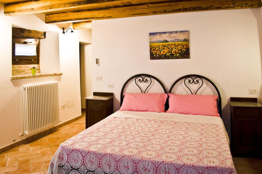 Al Castello Hotell Tavullia Rum bild
